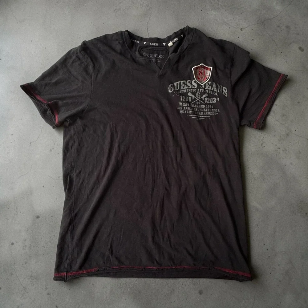 Guess Jeans Mens Graphic T-Shirt XL Black V-Neck Slub Knit Red Contrast Stitch - Picture 2 of 6
